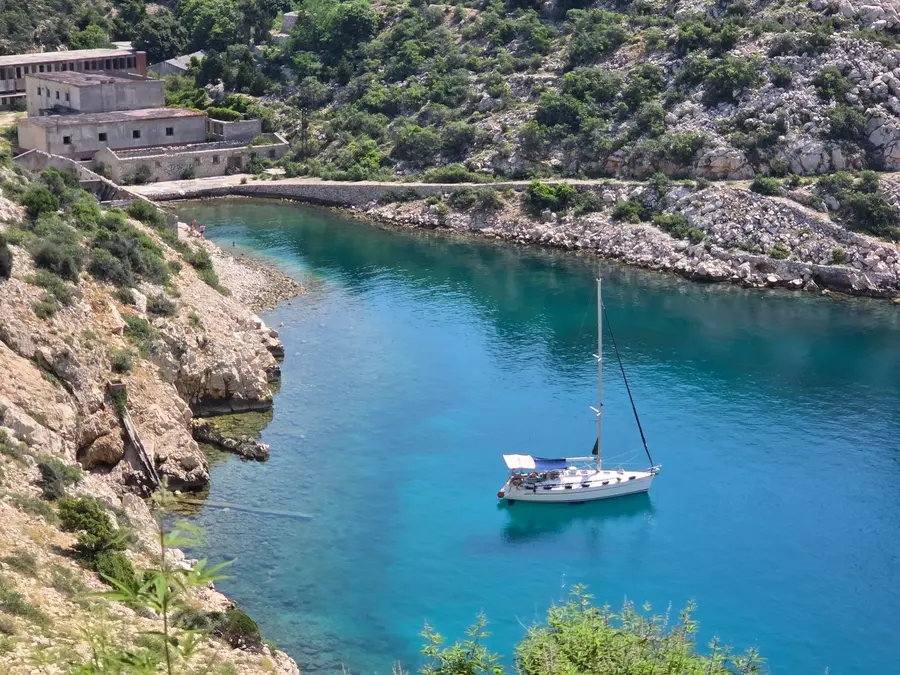 Baia con barca a vela sull'isola di Rab