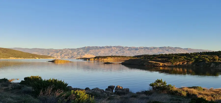 Baia tranquilla con vista sul Velebit