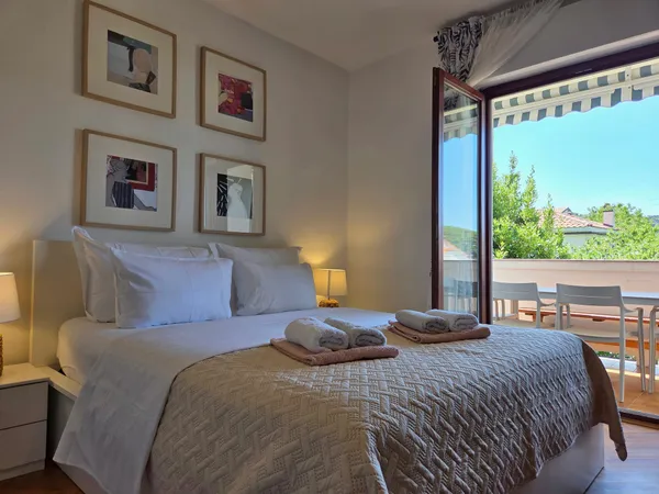 Camera da letto con balcone dell'appartamento familiare