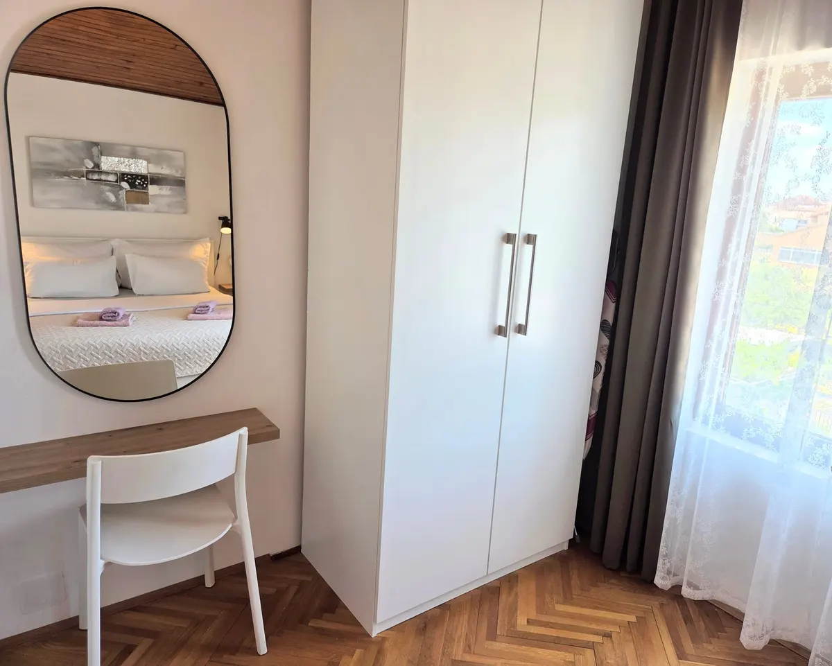 Schlafzimmer 2 - Kleiderschrank und Spiegel