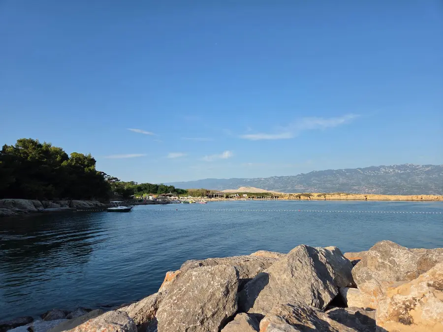 La costa della baia di Livačina al calar della sera