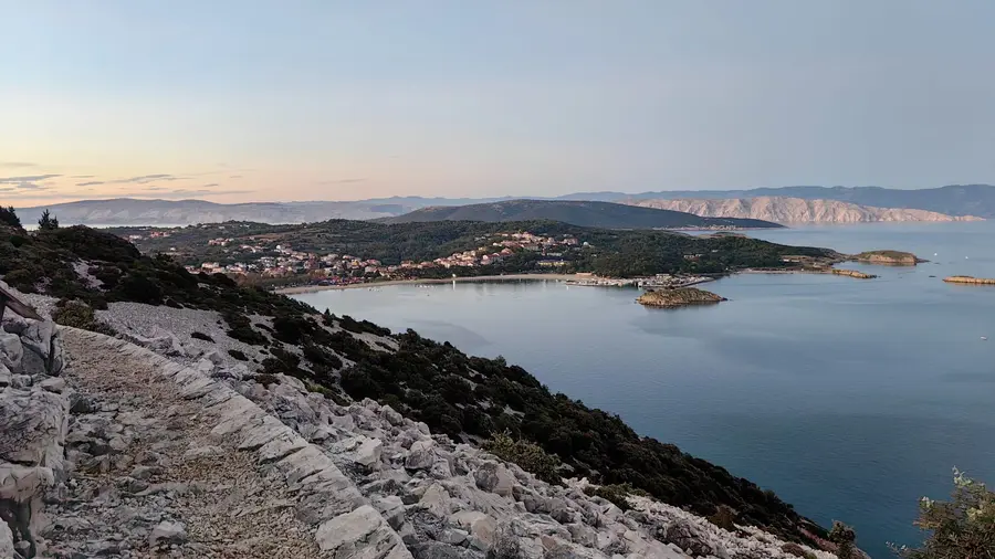 Vista aerea della baia di Lopar al tramonto