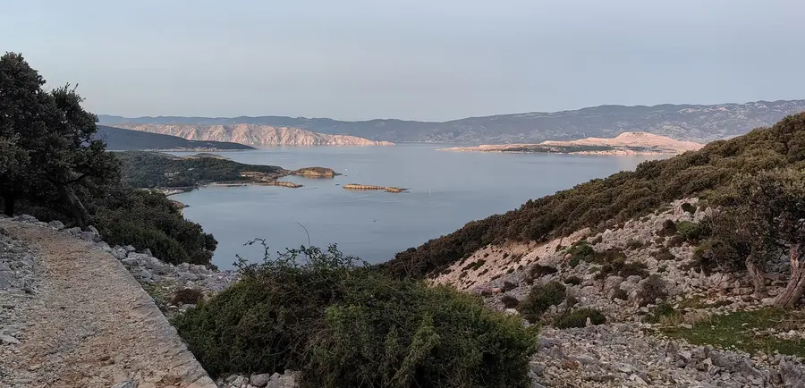 Vista panoramica di Lopar e il golfo del Quarnero