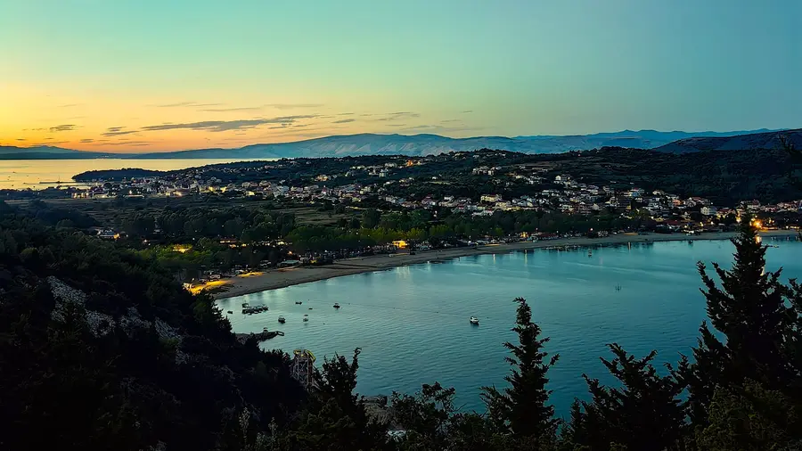 Lopar di notte con la baia e le luci del paese