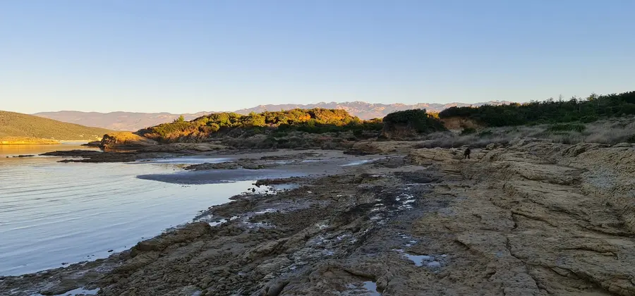 Costa rocciosa di Lopar al tramonto