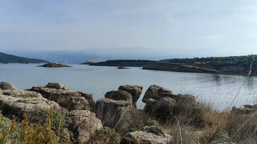 Baia rocciosa sulla costa di Lopar