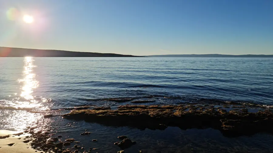 Luce del sole sul mare della costa di Lopar