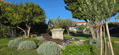 Garten mit Liege und Brunnen